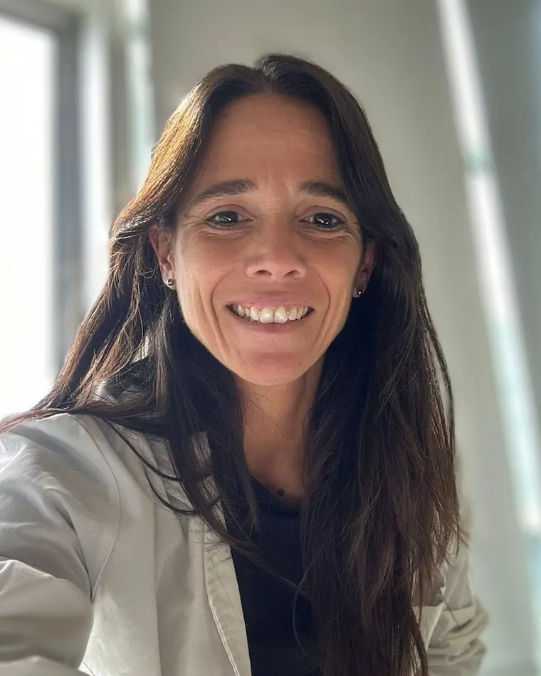 La Dra. María Guadalupe Cuevillas junto a la ventana de su consultorio