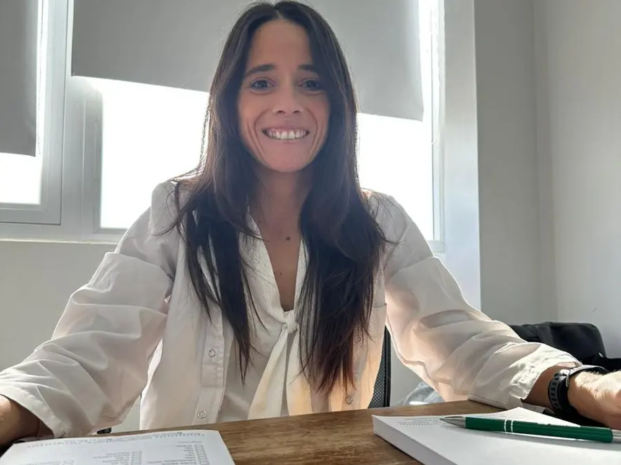 La Dra. Cuevillas en el escritorio de consultorio, con historia clínica y estudios