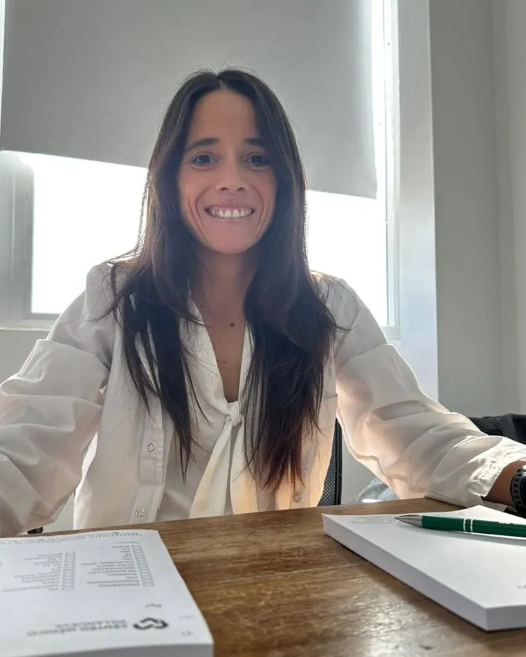 La Dra. María Guadalupe Cuevillas en su escritorio de consultorio