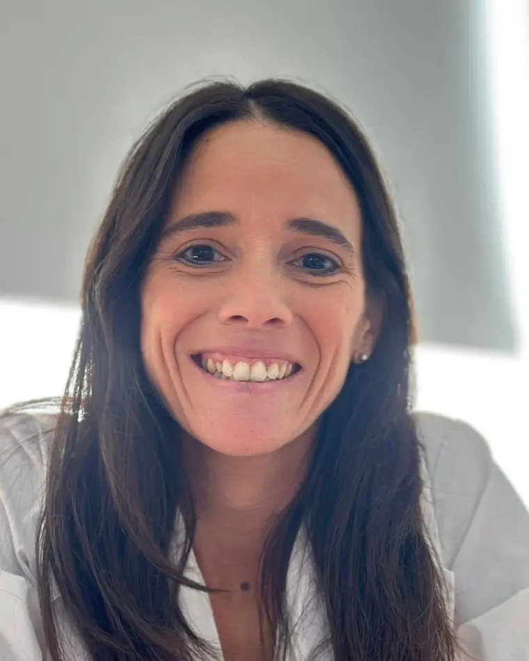 La Dra. María Guadalupe Cuevillas en su consultorio