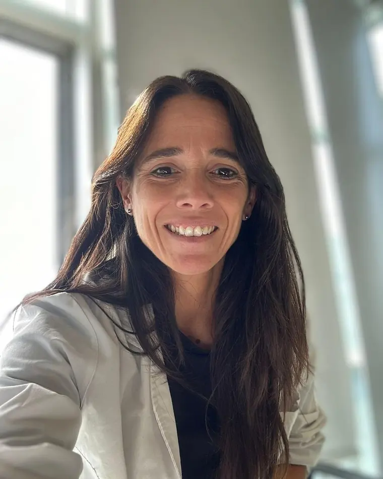 La Dra. María Guadalupe Cuevillas en su consultorio, junto a la ventana
